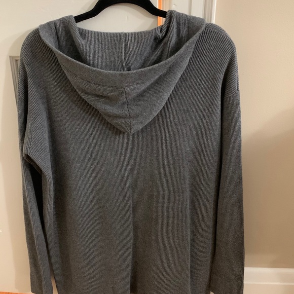 Deep V neck hooded sweater w/pockets - Picture 2 of 7